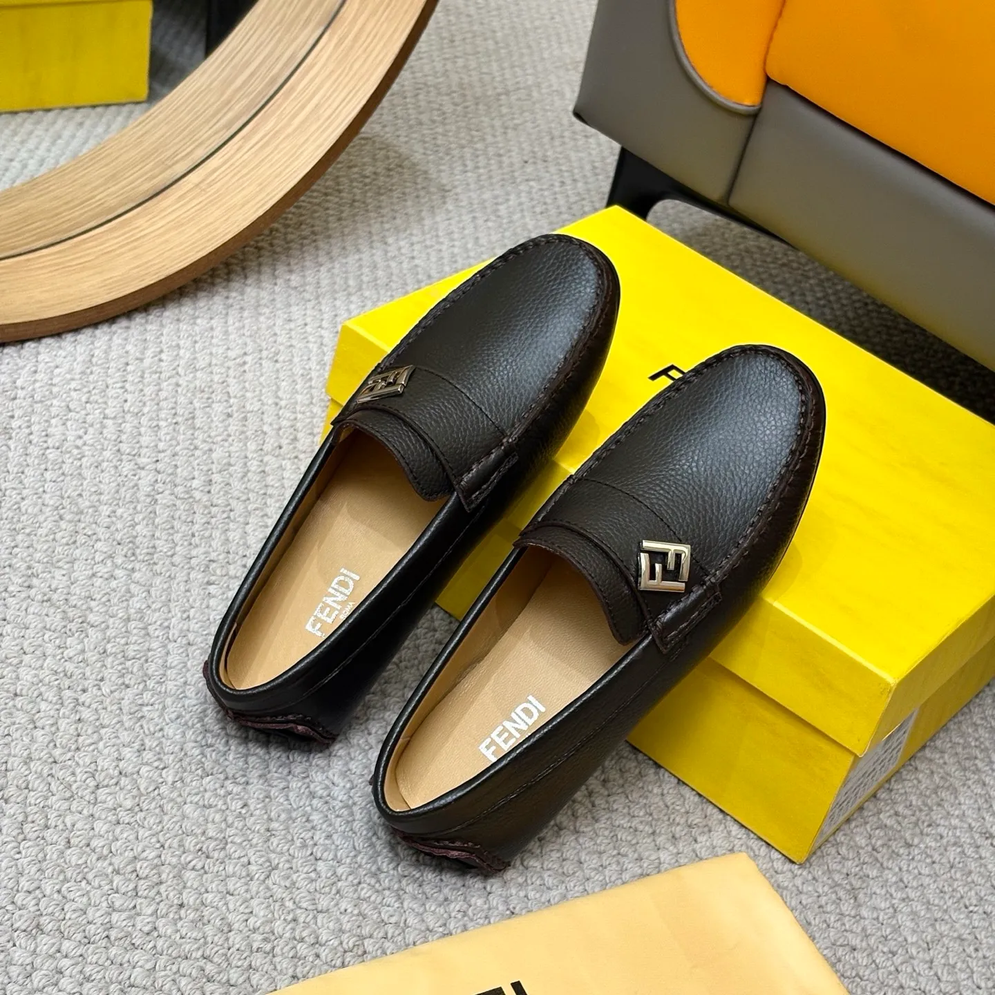 Men's shoes 💰420 [FENDI Fendi] 2⃣️0⃣️2⃣️5️⃣New Milan men's fashion lazy catwalk style ✅ fashionable casual beanie shoes, imported calfskin fabric, super smooth texture, sweat-absorbent and breathable, (sheepskin lining). Metal LOGO on the shoe body, Medusa avatar, irregular avatar, high-end craftsmanship logo✅ French Loft set foot design style 👟Low-key and elegant, great on-foot effect... Men's shoe size: 38-46 (4-12)